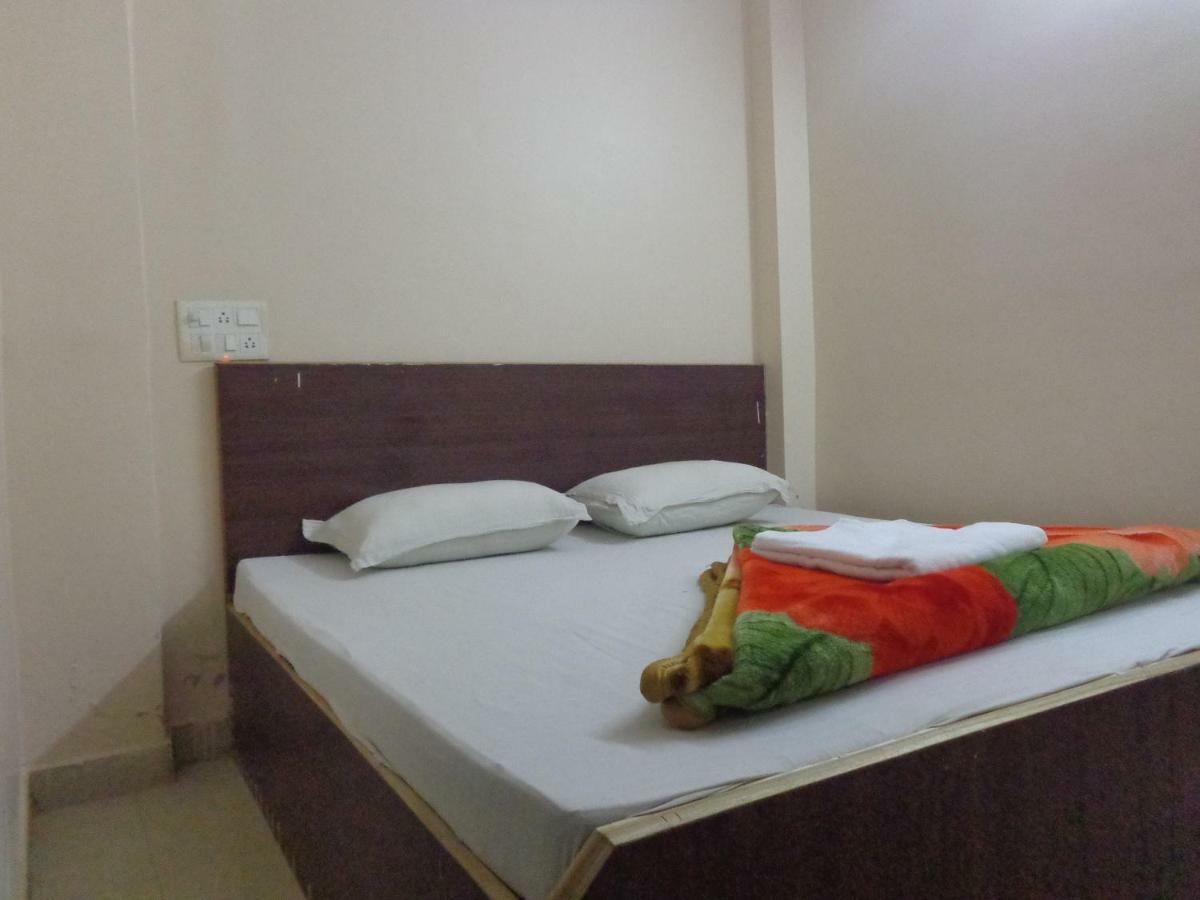 Delhi Inn,Walk In Nizamuddin Railway Station Нью-Делі Екстер'єр фото